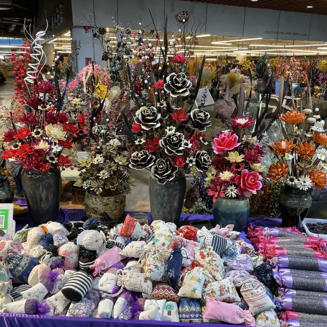 Visiting the world’s largest flower market! 