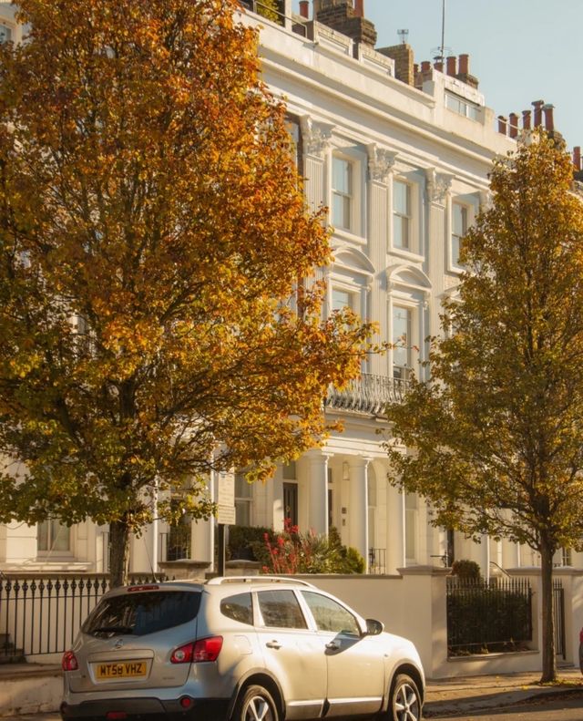 London, UK | Strolling through the streets of Notting Hill in the acclaimed film "Notting Hill"