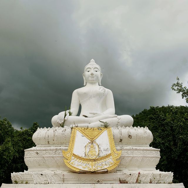 chedi phra that mae yen white buddha