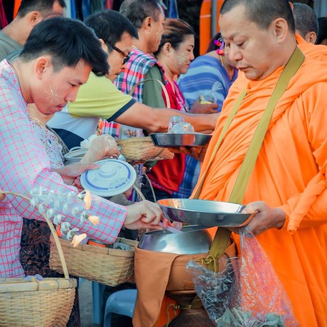 สะพานมอญ ใส่บาตรเช้า ชมเสน่ห์วิถีชีวิตชาวมอญ