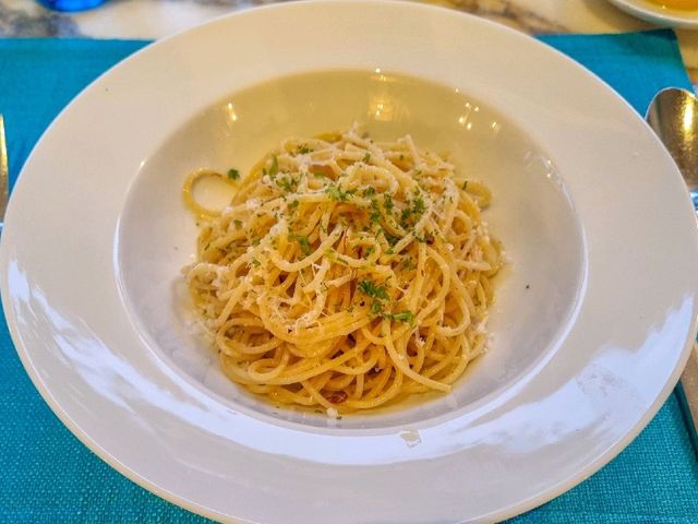수영장 옆에서 바다 보며 즐기는 시원한 음료💕 Red Rum Restaurant