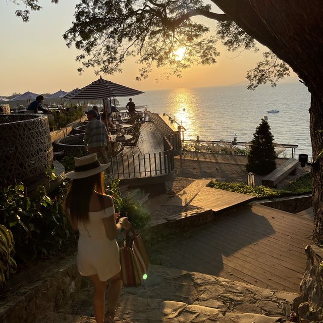 พาแอ่ว บางแสน🏝