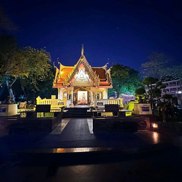 สักการะองค์พระเจ้าตากสินคู่บ้านคู่เมือง