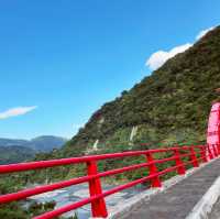 紅葉大橋｜山中的溪谷中紅色大橋