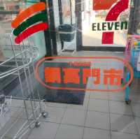 7-11銅高門市-博客來、甜甜圈、舒適座位區