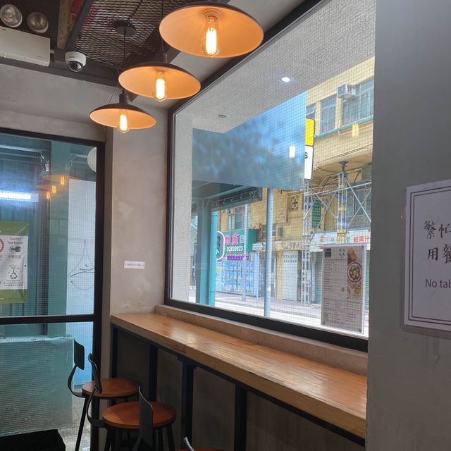 橫巷的台灣小店，魯肉很出色  