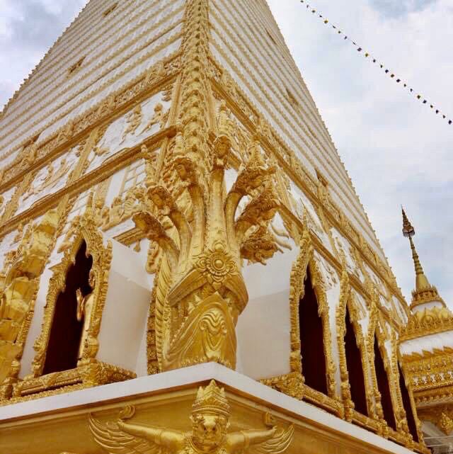 อิ่มอกอิ่มใจ ณ วัดพระธาตุหนองบัว อุบลราชธานี