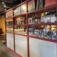 隱藏喺酒店地庫嘅型格美食廣場