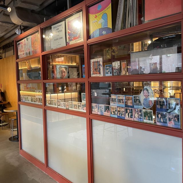 隱藏喺酒店地庫嘅型格美食廣場