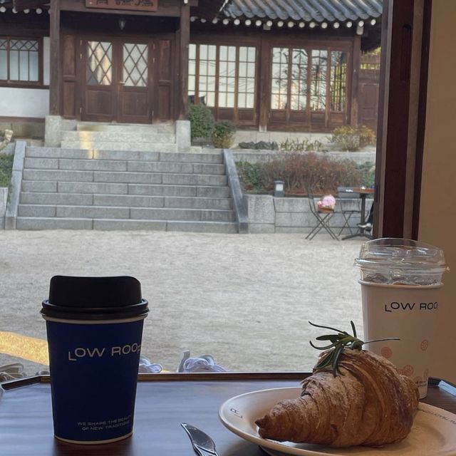 한옥과 모던한 카페의 공존 ‘로우루프’ 카페