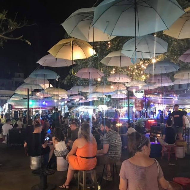 有現場音樂表演的清邁夜市