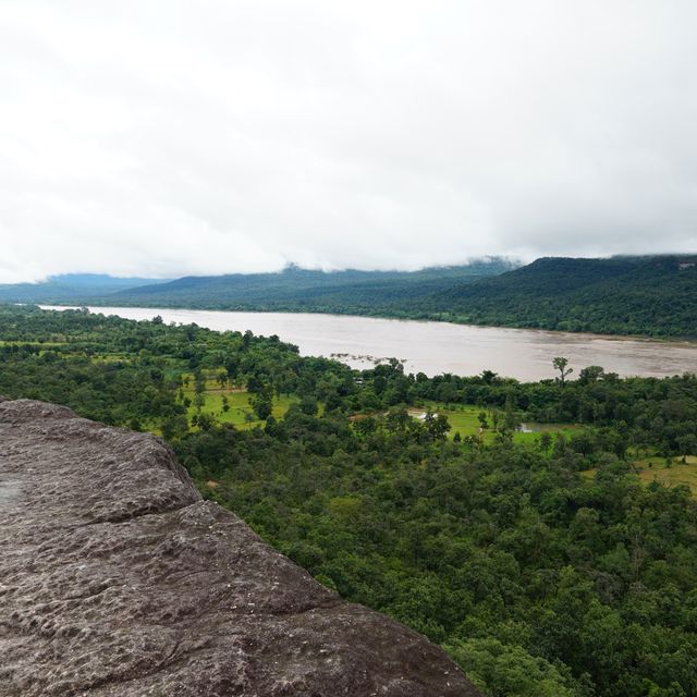 เที่ยวชมอุทยานแห่งชาติ ติดกับพรมแดนประเทศลาว