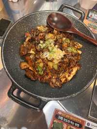 韓国/ソウル【鉢山】豚キムチ焼きと豚キムチチゲの有名な飲み屋さん🍺✨