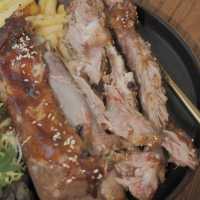 田園Cafe+貓店長，推介超軟霖豬肋排 