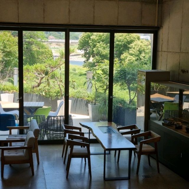 하동의 녹음을 녹차와 함께 즐길 수 있는 카페