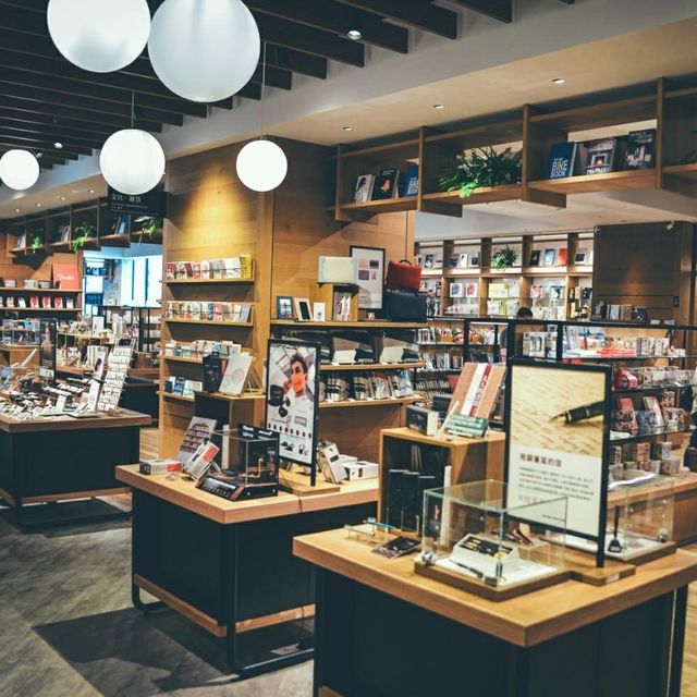 TSUTAYA BOOKSTORE 蔦屋書店南港店