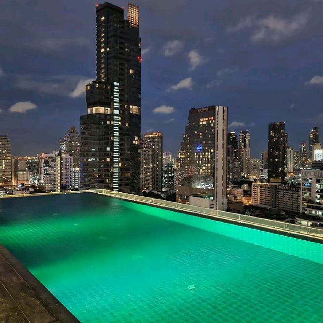 akaaza rooftop bar ใน โรงแรม Amara Bangkok