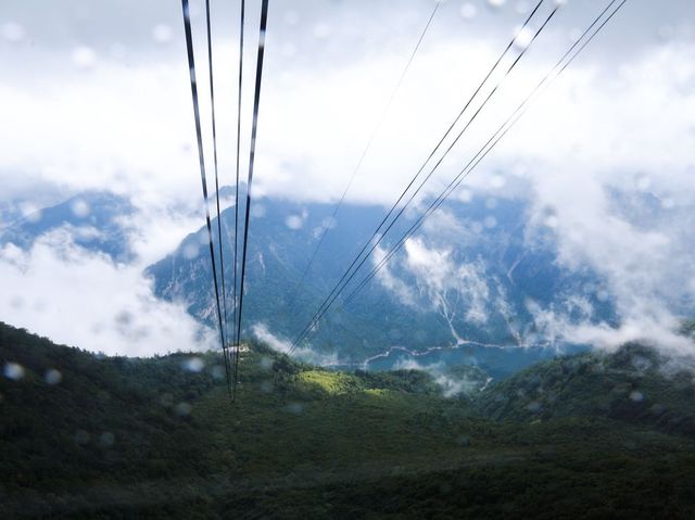 黑部立山一日遊~一次體驗六種交通工具｜沒雪牆沒楓葉還下雨 卻也可以朦朧美