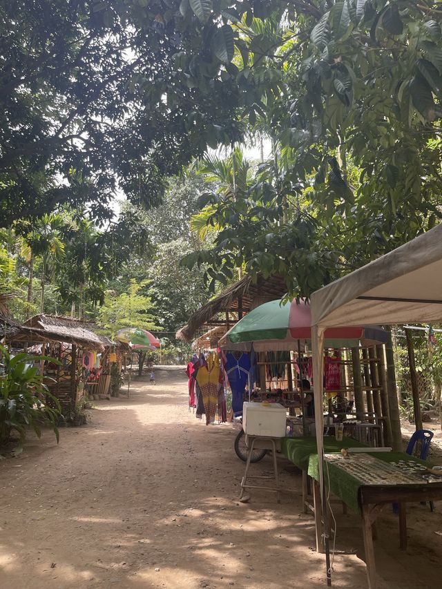 ตลาดเฌอซี๊ญ่า วิถีกะเหรี่ยงริมธาร🏕
