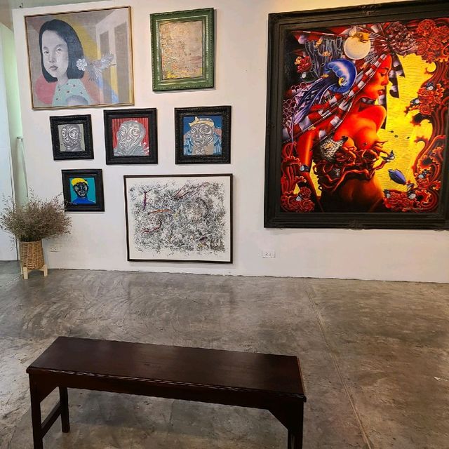 Mall or gallery?