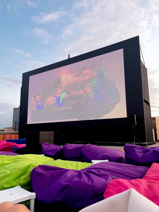 A unique movie experience on the roof! 🌅🍿