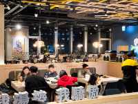 冬天就是要吃鍋 而台北現在也開了許多各大火鍋店  其中朋友告知怪獸一家現在只有台北有非常熱門很難訂位的火鍋 名為雞湯大叔  這名字也太有趣了吧 臨時前往的我們 也候位了一個小時   店家的主軸是「只為
