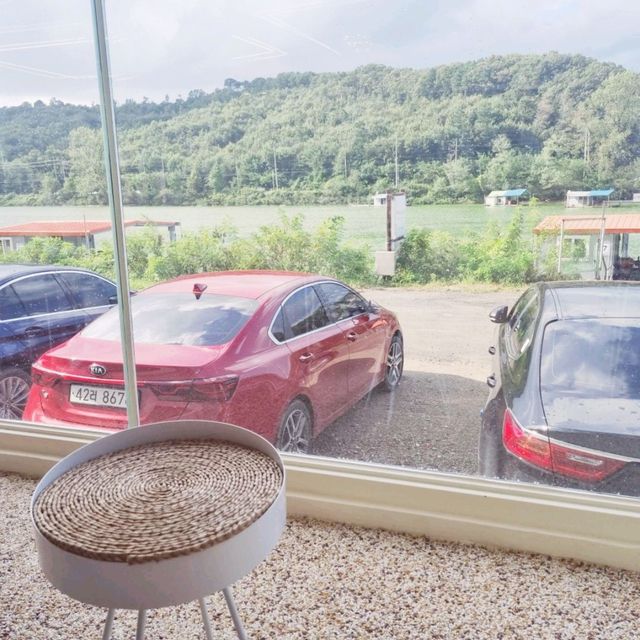 귀여운 댕댕이가 반겨주는, 물멍하기 좋은 용인카페 '남사커피'☕️