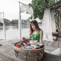 รีสอร์ทเรือนไม้แนววินเทจสุดชิลริมแม่น้ำแม่กลอง
