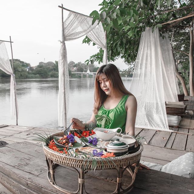 รีสอร์ทเรือนไม้แนววินเทจสุดชิลริมแม่น้ำแม่กลอง
