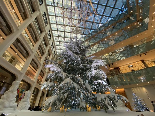 東京・丸の内。12mのクリスマスツリーが登場『WHITE KITTE 2022』