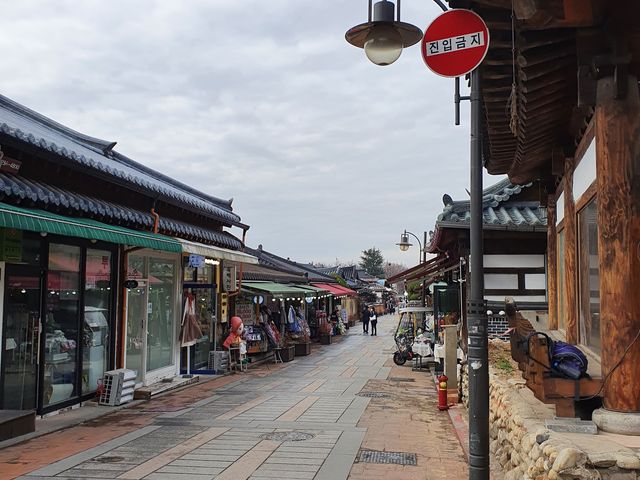 전주 한옥마을에서 조용한 한옥 감상 투어