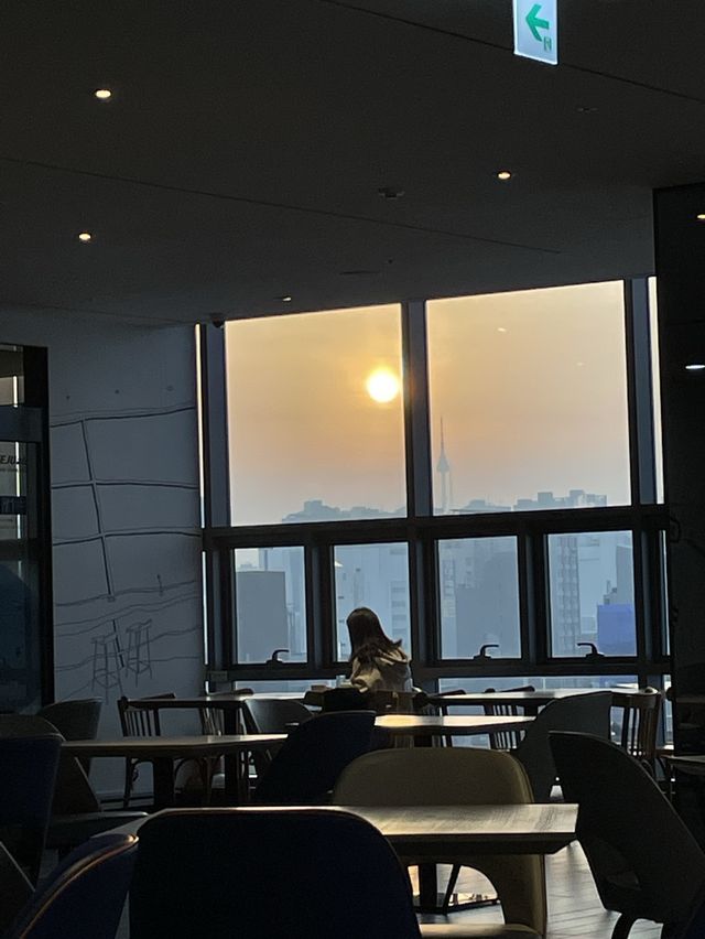 남산타워 옆 일출 뷰가 매력적인 호텔뷔페 추천
