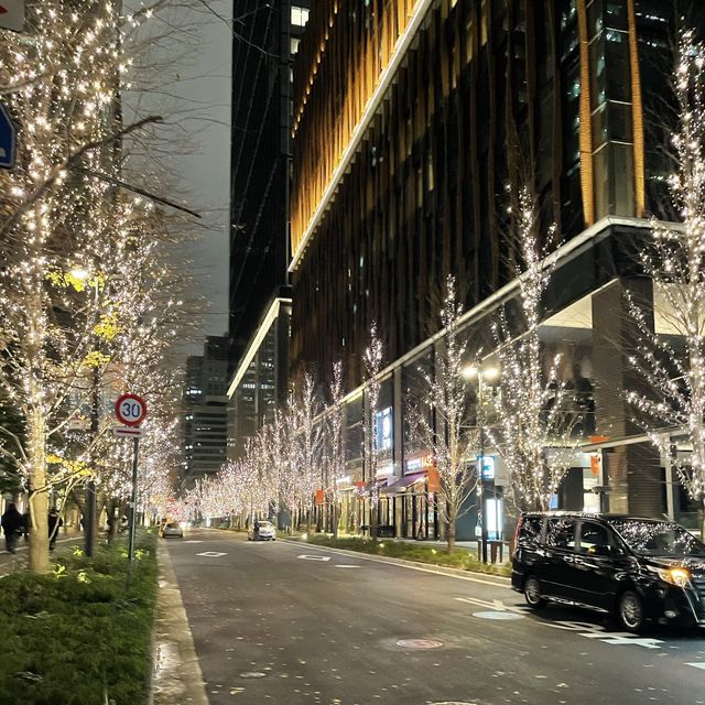 駅舎とビル群の光で輝かしい東京駅