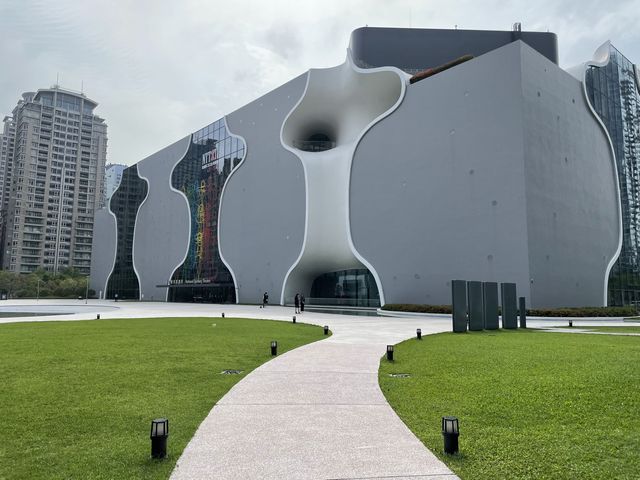 台中最美地標~可以吹冷氣看看表演之外 裡面還可以逛逛文青的商店跟吃美食