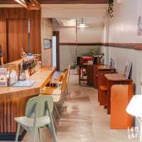 คาเฟ่สไตล์โฮมมี่ย่านสุขุมวิท ฟีลมินิมอล