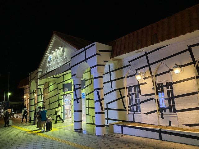 駅舎の壁面塗装はアート作品『JR宇野駅』