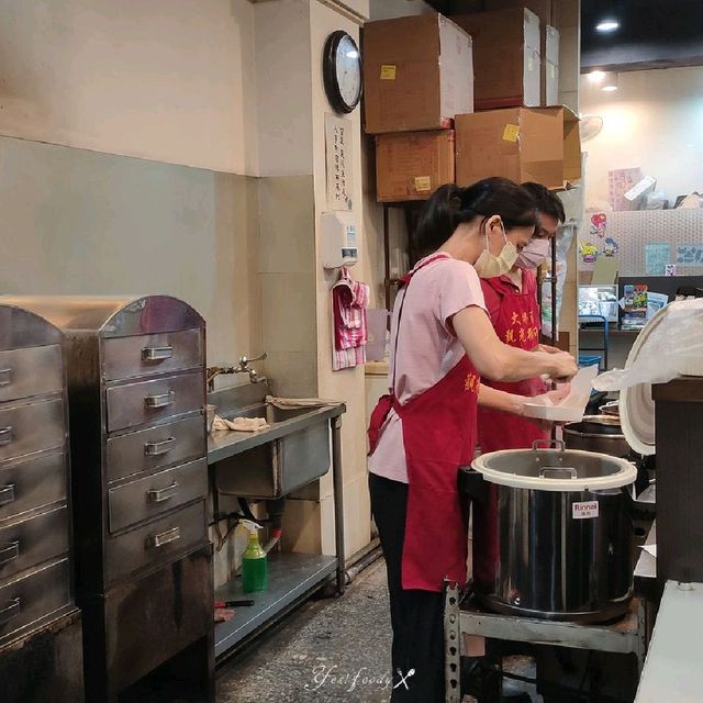 台北延三夜市。大橋頭滷肉飯||鹹香入味的焢肉與魯肉飯