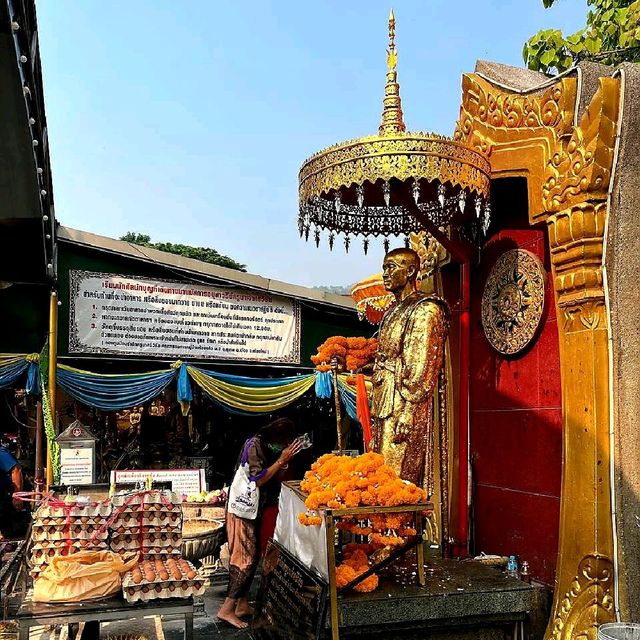 สักการะอนุสาวรียครูบาศรีวิชัย นักบุญแห่งล้านนาไทย