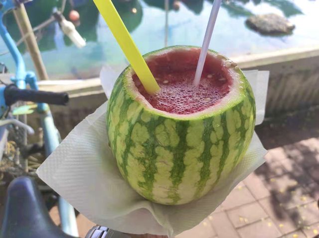 長洲東灣海灘：吃著西瓜冰和大魚蛋曬太陽