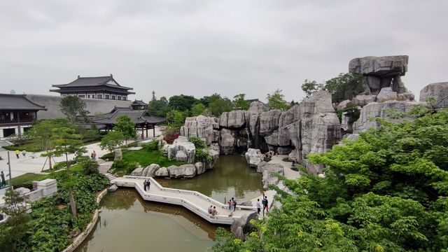 "The main building of the Quyi Garden, where performers soar like birds and fly like wings."