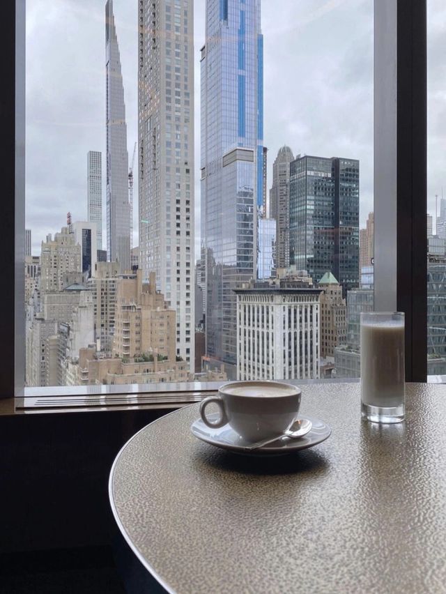 Located in the east of New York, the Mandarin Oriental hotel overlooks the Hudson River and Central Park. ✨