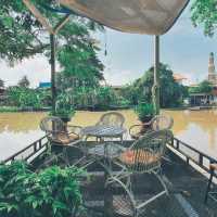 café​ ริมน้ำ​บรรยากาศ​ร่มรื่น