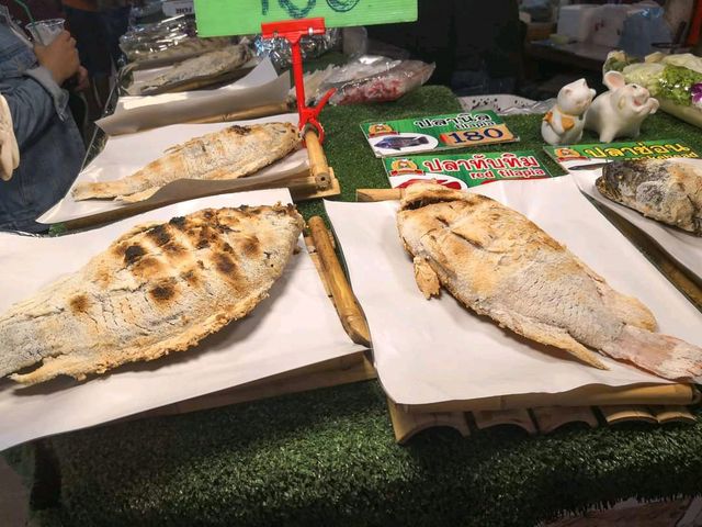 ตลาดน้ำคลองลัดมะยม ของอร่อยๆ เพียบ