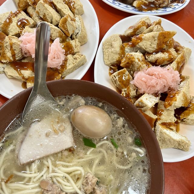 台東關山市場超人氣美食｜關山臭豆腐，湯麵、滷味也很好吃喔