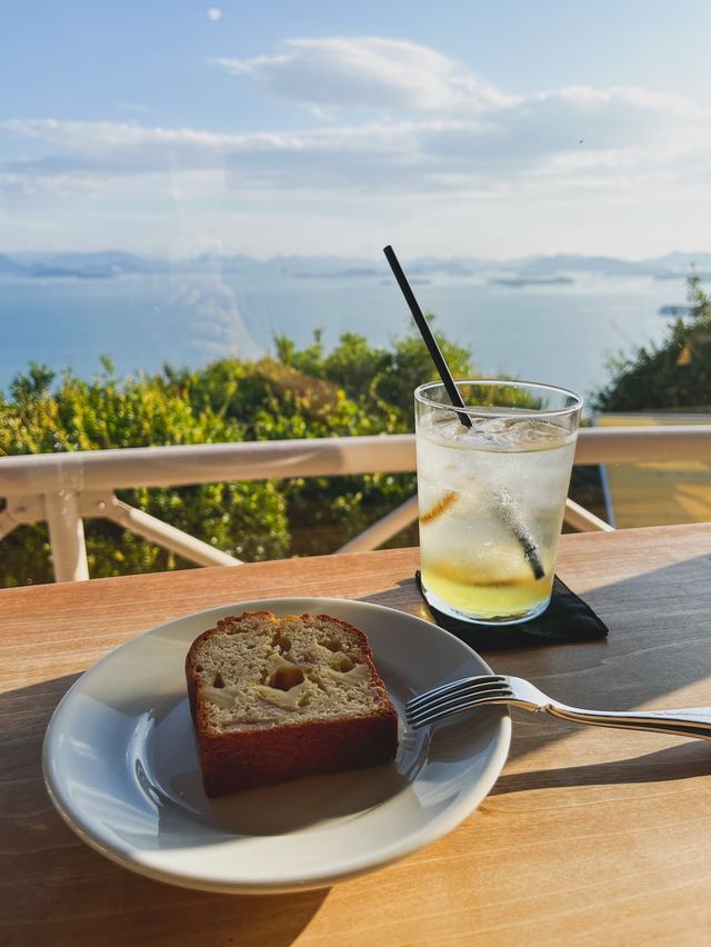 瀬戸内海を見下ろす絶景カフェ