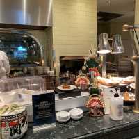 香港迪士尼酒店食自助餐好開心呀～