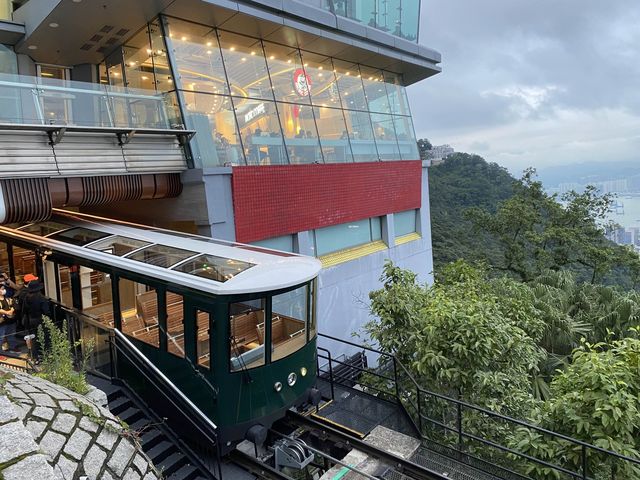 復古車身、擁有全景玻璃窗的第六代山頂纜車🚠