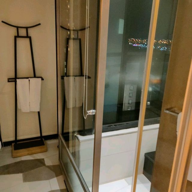 宜蘭礁溪誠闊渡假飯店四人房介紹（浴室拉簾發霉）