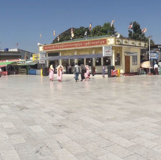 พระธาตุอินแขวน ก้อนหินแห่งศรัทธา
