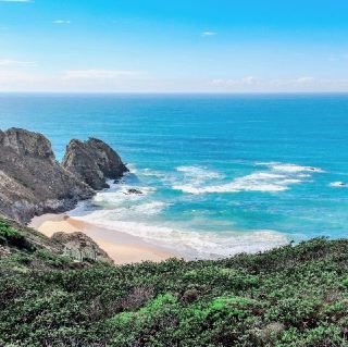 포르투갈 알가르베, 남쪽의 낙원

아랍인들이 '서쪽'을 뜻하는 알 가르브(Al Gharb)라고 불렀던 알가르베는 포르투갈을 구성하는 11개 주 중 가장 남쪽에 위치한 곳입니다. 서쪽 해안의 작은 마을 오데세이세(Odeceixe)에서 시작되는 다채로운 지형은 해안선을 따라 에스피냐코 두 카오(Espinhaco do Cao) 산맥에 자리 잡고 있으며, 서쪽으로는 드넓은 대서양이 펼쳐집니다. 해안선을 따라 알제수르(Aljezur)를 지나면 포르투갈 국기에 그려진 일곱 성 중 하나가 있는, 포르투갈 역사에서 상징적인 도시가 됩니다. 비옥한 계곡이 선사하는 다채로운 색감을 감상하며 해안선을 계속 따라가다 보면 성벽으로 둘러싸인 도시이자 어촌 마을로 유명한 관광 명소인 알팜브라(Alfambra)에 도착합니다. 최서단에는 생비센트 곶(Cape of Saint Vicent)과 항해왕 엔리케(Henry the Navigator)가 항해 학교를 처음 세운 사그레스(Sagres) 마을이 있습니다. 그리고 이곳에서 알가르베의 가장 아름다운 해변들을 만나게 됩니다.

#시티오버룩 #유럽건축 #해변사진가이드 #여름휴가 #호텔숙박 #도시탐험가